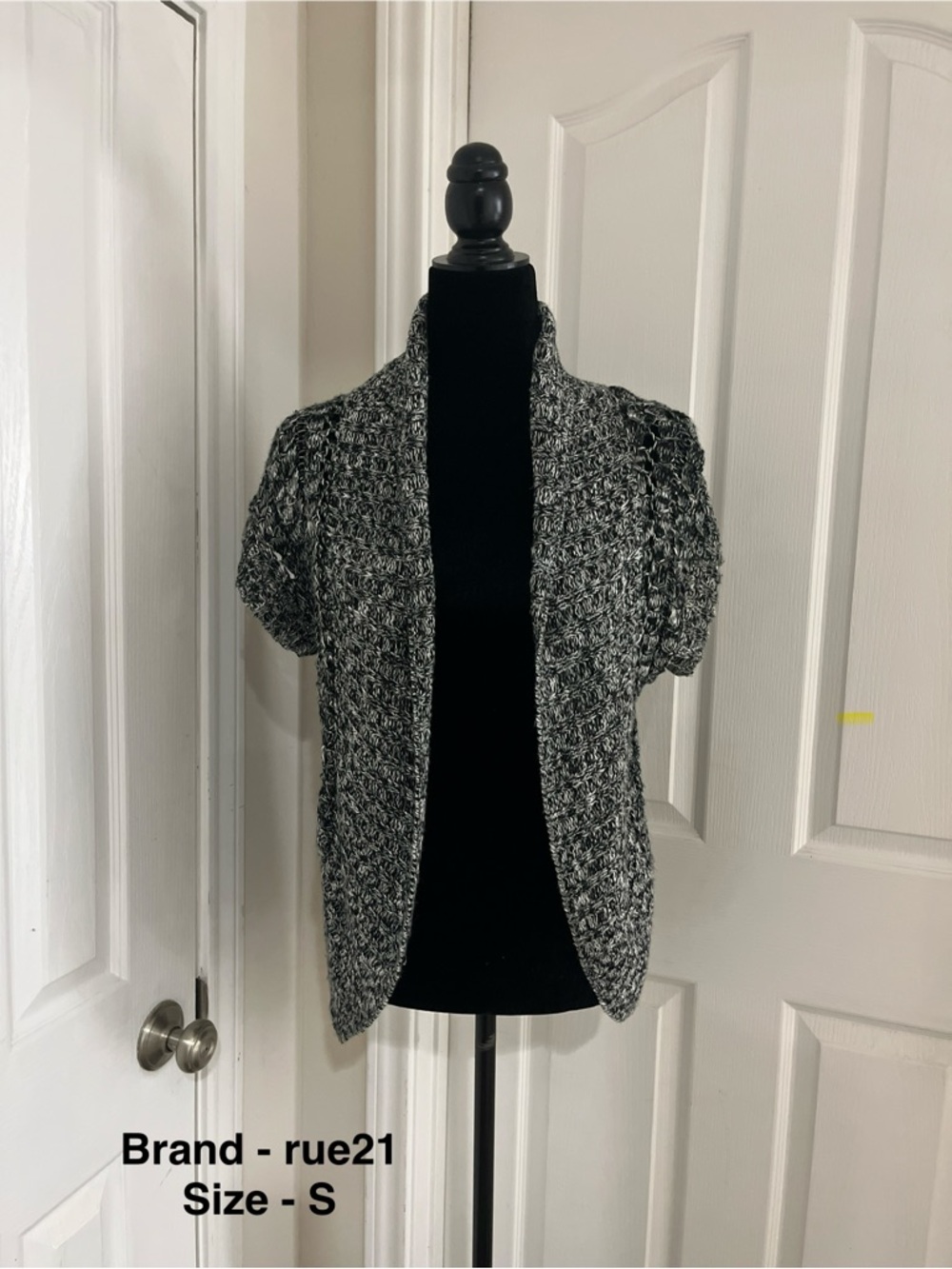 rue21 Black & White Marled Short-Sleeve Open Cardigan